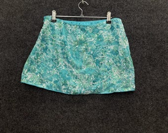 Türkisfarbener Minirock mit Blumenmuster, Pailletten und Perlenbesatz, türkisfarbenem Mesh-Überzug, Boho-Stil, Y2K, Bundweite 28