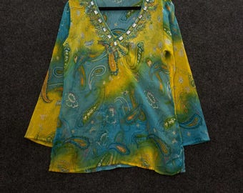 Blusa túnica transparente vintage Raviya con estampado paisley, color amarillo turquesa y detalles de pedrería, talla mediana