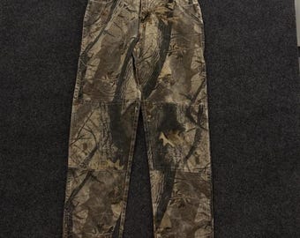 Pantalones Wrangler Realtree Camo para hombre, talla 32x34, estilo carpintero, para caza y actividades al aire libre.