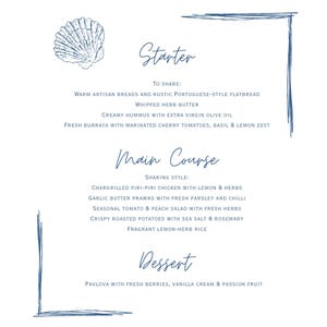 Pode incluir: Um menu branco com elementos decorativos azuis e texto. O menu é dividido em seções de Entrada, Prato Principal e Sobremesa. A entrada inclui pão, hummus e burrata. O prato principal apresenta frango, camarões e batatas. A sobremesa é pavlova.