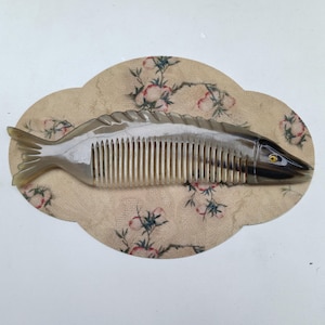 Peine de cuerno natural con forma de pez, antiestático, para masajear y desenredar el cabello.