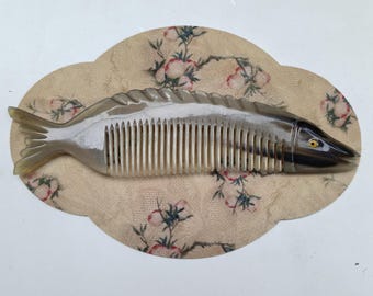 Peine de cuerno natural con forma de pez, antiestático, para masajear y desenredar el cabello.