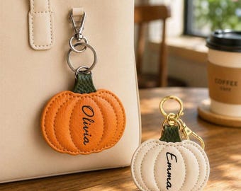 Llavero de calabaza personalizado, llavero de cuero con nombre personalizado, adorno para bolso de otoño, regalo de Halloween, regalo de otoño personalizado para ella.
