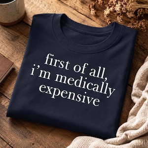 T-shirt humoristique « Avant tout, je suis un médecin coûteux »