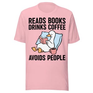 Camiseta "Lee libros, bebe café, evita a la gente", divertida camiseta de ganso, regalo para amantes de los libros, camiseta para ratones de biblioteca, regalo para lectores introvertidos.