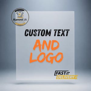 Pode incluir: Uma placa retangular branca com as palavras "CUSTOM TEXT AND LOGO" em preto e laranja. A placa também apresenta um logotipo e as palavras "FAST DELIVERY" em amarelo e preto.