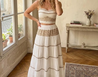 Completo due pezzi con gonna lunga ricamata / Top corto e gonna a balze in stile boho / Abbigliamento da resort mediterraneo / Outfit per le vacanze estive