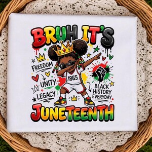 Op de afbeelding: Een wit t-shirt met een afbeelding van een persoon met een kroon, zonnebril en een shirt met het nummer 1865. De tekst luidt BRUH IT'S JUNETEENTH, FREEDOM, UNITY, LEGACY en BLACK HISTORY EVERYDAY, vergezeld van een icoon van een opgeheven vuist.
