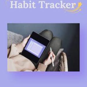 以下が含まれることがあります： 黒いタブレット画面に表示されたデジタル習慣トラッカーと白いスタイラスペン。薄紫色の背景の上部に白い文字でHabit Trackerと書かれており、その周囲には黄色の星のアクセントと曲線が描かれています。