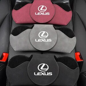 Puede incluir: Tres estuches rectangulares para gafas de coche con bordes redondeados, que presentan el logotipo de Lexus impreso en blanco en la solapa central. Los estuches tienen un acabado mate y vienen en colores burdeos, gris y negro.