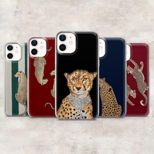Peut inclure: Cinq coques de smartphone avec des illustrations de guépards. L'une présente un portrait de guépard portant un collier de diamants sur fond noir, tandis que les autres montrent des guépards dans diverses poses sur des fonds rayés, rouges et bleu marine.