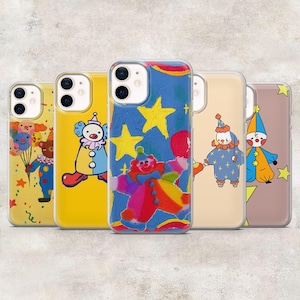 Puede incluir: Cinco fundas para teléfono con ilustraciones de payasos coloridos. Cada funda presenta un diseño de payaso diferente, con colores vibrantes y detalles juguetones. Las fundas son de plástico transparente y tienen un acabado brillante.