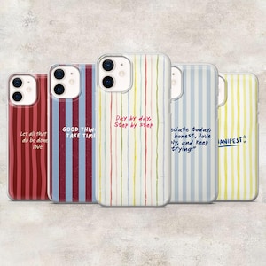 Pode incluir: Uma coleção de cinco capas de telefone com designs de listras verticais em várias cores. Cada capa apresenta uma citação inspiradora diferente em texto branco ou azul. As capas são projetadas para um smartphone.