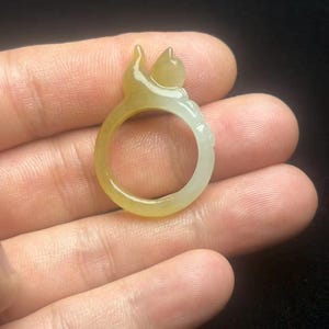 天然イエロージェイドの猫リング、手彫りの猫型バンド、風変わりな宝石ジュエリー