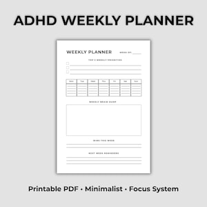 Può includere: Un pianificatore settimanale ADHD bianco con la scritta "ADHD WEEKLY PLANNER" in alto. Il pianificatore include sezioni per le priorità settimanali, un "brain dump" e promemoria. La parte inferiore dell'immagine recita "Printable PDF • Minimalist • Focus System."