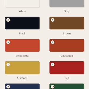 Op de afbeelding: Een kleurenkaart getiteld TRIM COLORS Contrast Edge for Your Linen Curtains met tien genummerde rechthoekige stalen in wit, grijs, zwart, bruin, terracotta, kaneel, mosterd, rood, marineblauw en groen. De tekst onderaan luidt CASA ARTEMIDA Made to Measure.