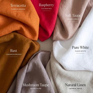 Op de afbeelding: Een collectie stoffen in verschillende kleuren met de labels Terracotta Pumpkin Orange, Raspberry Fuchsia Red, Soft Taupe Warm Greige, Pure White Clean White, Rust Cinnamon Brown, Mushroom Taupe Warm Taupe en Natural Linen Oatmeal Beige.