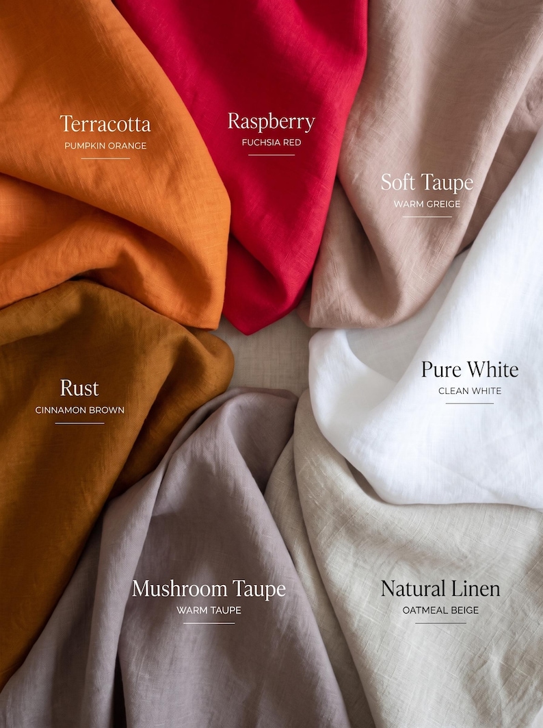 Op de afbeelding: Een collectie stoffen in verschillende kleuren met de labels Terracotta Pumpkin Orange, Raspberry Fuchsia Red, Soft Taupe Warm Greige, Pure White Clean White, Rust Cinnamon Brown, Mushroom Taupe Warm Taupe en Natural Linen Oatmeal Beige.