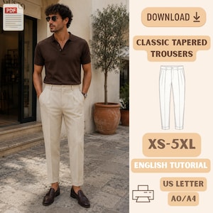 Może przedstawiać: Cyfrowy wykroj krawiecki na klasyczne zwężane spodnie z ikoną PDF, tekstem DOWNLOAD, CLASSIC TAPERED TROUSERS, XS-5XL, ENGLISH TUTORIAL, US LETTER oraz A0/A4. Obraz przedstawia rysunek techniczny spodni oraz osobę w brązowej koszulce polo i kremowych spodniach.