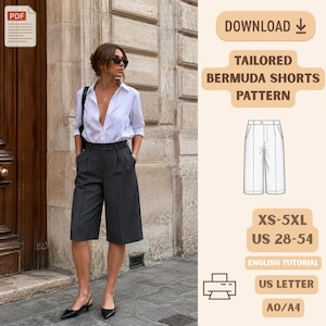 Peut inclure: Un patron de couture numérique pour bermudas ajustés, incluant un dessin technique de bermudas à rayures. Le texte indique DOWNLOAD, TAILORED BERMUDA SHORTS PATTERN, XS-5XL, US 28-54, ENGLISH TUTORIAL, US LETTER, A0/A4, avec une icône PDF.