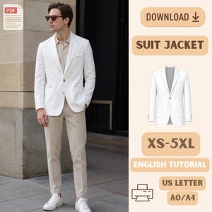 Può includere: Una giacca da abito bianca con revers a dente, due bottoni frontali e due tasche applicate. L'immagine include le etichette: PDF, DOWNLOAD, SUIT JACKET, XS-5XL, ENGLISH TUTORIAL, US LETTER, A0/A4, insieme a un'icona di stampante e file.