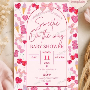 Pode incluir: Um modelo de convite retangular para chá de bebê com fundo rosa claro e uma borda de doces coloridos, cerejas, casquinhas de sorvete e animais feitos de balão. O texto diz Sweetie On the way BABY SHOWER com espaços para data, hora, local e detalhes de confirmação.