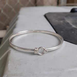 Pulsera rígida de plata de ley 925 con cierre de gancho, brazalete minimalista, joyería apilable para uso diario.