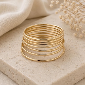 Conjunto de brazaletes chapados en oro, brazaletes dorados apilables, pulseras minimalistas apilables, conjunto de brazaletes finos dorados, pulseras de varias capas, joyería para el día a día.