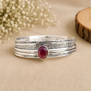 Bracciale girevole con rubino, delicato gioiello in argento sterling 925 con pietra preziosa.