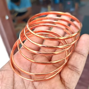 Set di 7 bracciali impilabili in rame, gioielli da donna delicati e di tendenza.