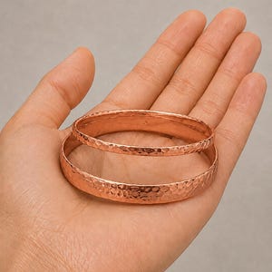 Ensemble de bracelets joncs en cuivre martelé, bracelets empilables en or rose, bijoux bohèmes minimalistes