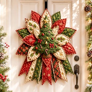 以下が含まれることがあります： キルティング生地で作られたクリスマスリース。中央には小さなオーナメント、リボン、金の星で飾られた緑の木があり、その周りには赤、緑、クリーム色の模様が施された、雪の結晶やヒイラギのモチーフが刺繍された尖った布製の花びらが重なっています。