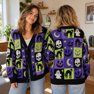 Puede incluir: Un cárdigan de punto con botones y un patrón de cuadros en tonos morado, verde lima y negro. El diseño incluye motivos repetitivos de gatos negros, calaveras blancas, fantasmas, caras de calabaza y estrellas con temática de Halloween.