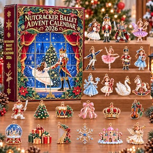 Puede incluir: Un calendario de Adviento Nutcracker Ballet 2026 con una ilustración festiva de una niña y un cascanueces, acompañado de veinticuatro adornos colgantes en miniatura que incluyen bailarines, un ratón, un cisne y un castillo.