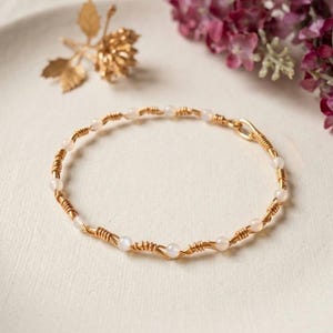 Drahtumwickeltes Armband mit weißem Glasstein, zartes goldenes Armband, handgefertigt, elegantes Geschenk für Frauen