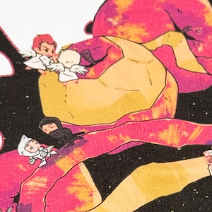 Op de afbeelding: Een wit stoffen oppervlak met een grafische print van een kronkelende, roze en gele lintachtige vorm tegen een zwarte achtergrond. Kleine, gestileerde stripfiguren zijn langs het lint geplaatst en interageren met elkaar in verschillende houdingen.