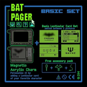 Può includere: Grafica in bianco e nero di un "Bat Pager Basic Set" con arte pixelata. Il set include un ciondolo magnetico in acrilico e una carta lenticolare. Il testo include "Wayne" e "Password".
