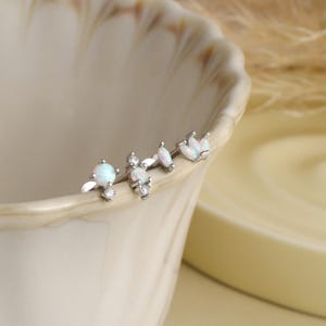Ohrstecker aus Sterlingsilber mit weißem Opalcluster, flacher Verschluss, Marquise-Schliff, 16G Gewinde, minimalistischer Schmuck für jeden Tag