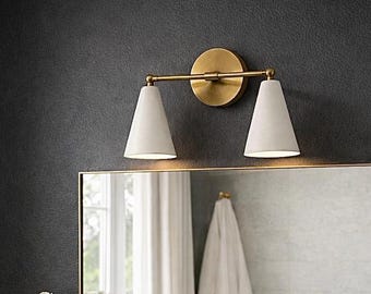 Mosiężny kinkiet z podwójnym stożkiem, lampa łazienkowa w stylu Mid Century Modern