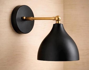 Aplique de parede artesanal em latão com cúpula, luminária de braço articulado de estilo moderno de meados do século XX.