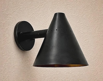 Arandela de parede moderna em formato de cone preto | Luminária de latão estilo meados do século (com fiação elétrica)