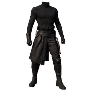 Könnte beinhalten: Ein schwarzes Langarmshirt mit Rollkragen, kombiniert mit einer schwarzen Hose, einem Hüftwickel, einem Gürtel, schwarzen Handschuhen und Knieschonern. Das Outfit enthält ein kleines metallisches Werkzeug am Gürtel und ein Holster.