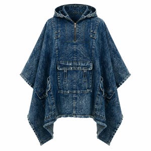 Pode incluir: Um poncho de ganga azul com lavagem ácida, com capuz, fecho de correr frontal até meio e um bolso cargo central grande com aba. A peça tem uma silhueta solta e drapeada com bolsos laterais adicionais e detalhes de costura no tecido.