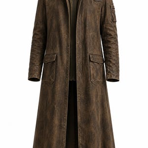 Può includere: Un lungo cappotto in pelle marrone con finitura invecchichiata. Il cappotto presenta un colletto alto, una chiusura a zip frontale e multiple tasche. La lunghezza del cappotto arriva alle caviglie e l'orlo inferiore ha un bordo unico e frastagliato. Un elegante capo di abbigliamento.