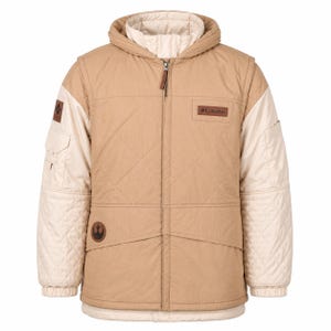 Può includere: Giacca trapuntata color beige e crema con cappuccio e chiusura a zip. La giacca presenta una toppa in pelle marrone con il logo Columbia e una toppa circolare con un simbolo. Le maniche sono color crema.