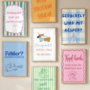 Könnte beinhalten: Eine Sammlung von sieben rechteckigen Wandbildern in hellen Holzrahmen, die jeweils Dackel-Illustrationen und deutschen Text zeigen. Die Designs umfassen verschiedene Farben wie Grün, Orange, Blau und Rosa mit gestreiften oder einfarbigen Hintergründen.