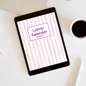 Könnte beinhalten: Ein digitales Tablet zeigt einen Planer mit einem hellrosa und weiß gestreiften Hintergrund. In der Mitte des Bildschirms befindet sich ein rechteckiger Rahmen mit dunkelrosa Rand und dem Text "Lehrer Kalender 2026/27" in dunkelrosa Schrift.