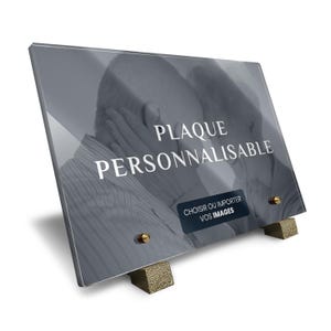 Può includere: Una targa rettangolare in vetro con un'immagine in scala di grigi di due persone che si abbracciano. Il testo PLAQUE PERSONNALISABLE e CHOISIR OU IMPORTER VOS IMAGES è stampato sulla superficie. La targa poggia su due supporti dorati.