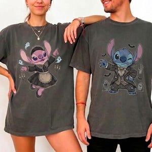 Peut inclure: Deux t-shirts gris anthracite à manches courtes avec des personnages Disney. Le t-shirt de gauche montre un extraterrestre rose en tenue de soubrette noire avec des fantômes. Celui de droite montre un extraterrestre bleu en costume rayé.