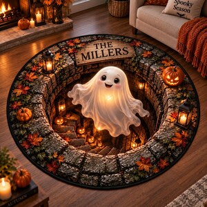 Può includere: Un tappeto rotondo con un design a pozzo in pietra effetto 3D e un personaggio fantasma bianco al centro. Il tappeto include zucche arancioni, foglie autunnali, lanterne nere e un cartello in legno con la scritta THE MILLERS.